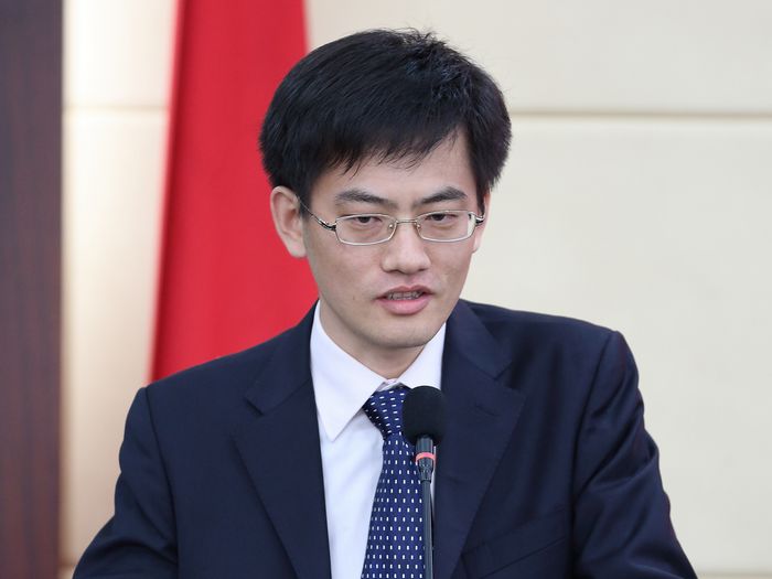 图为优秀青年律师代表—第一届北京市十佳青年律师李晓春律师发言