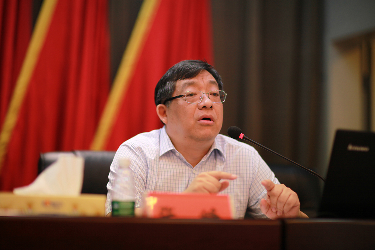 图为张峥副会长授课