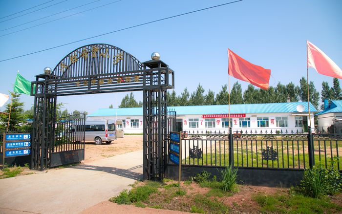 市木兰县吉兴乡永胜村北京律师希望小学地处哈肇公路143公里处路南