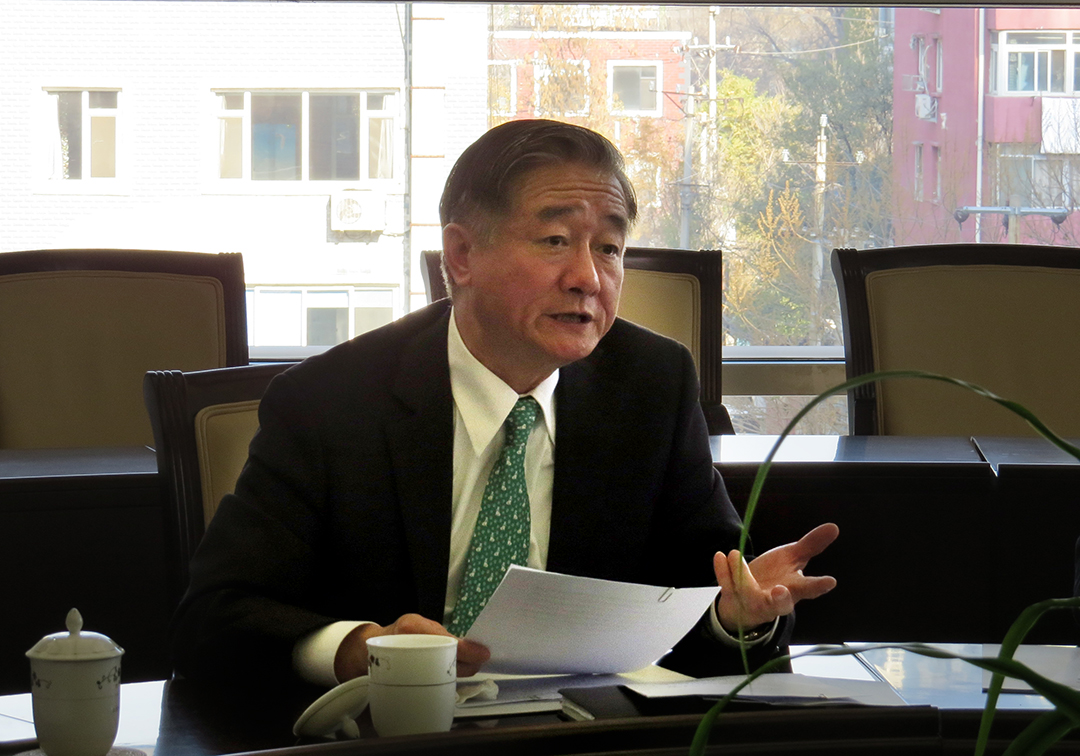 图为张卫华监事长主持会议