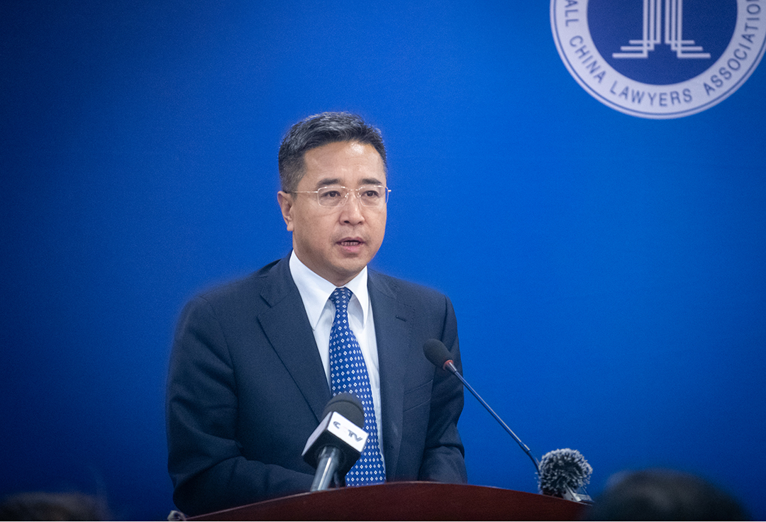 图为北京律协会长高子程通报《北京市涉外法律服务调研报告》情况