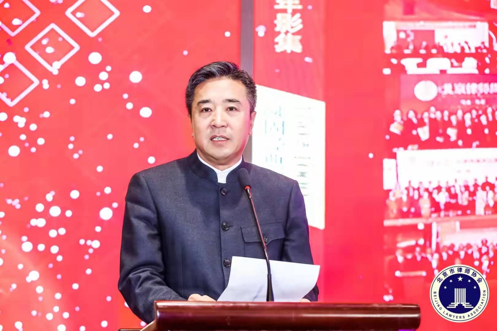 图为高子程会长宣布文集和影集发布