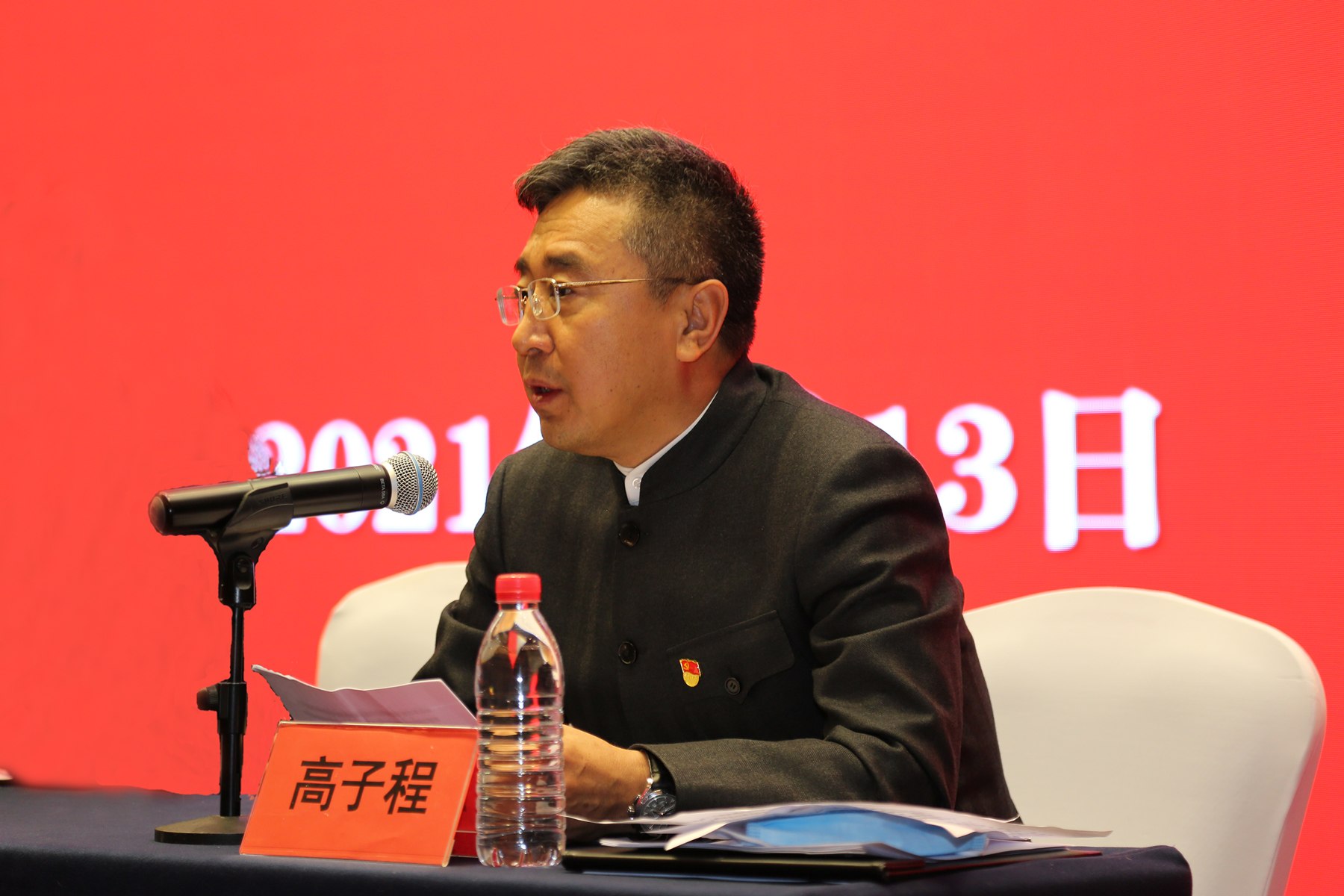 图为高子程同志传达上级精神