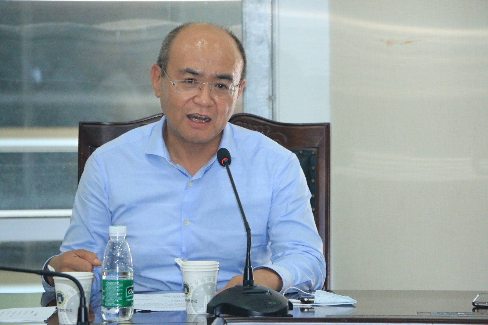 图为副会长张小炜讲话