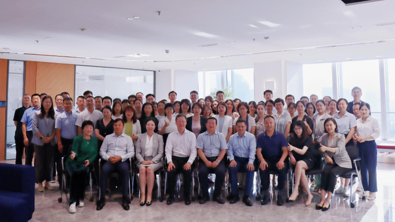 图为与会人员合影.png