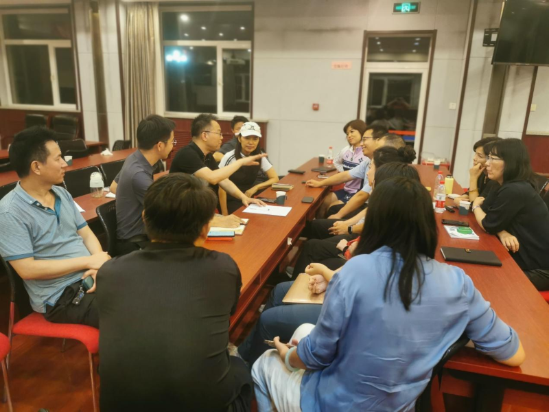 图为分组后各小组讨论画面.png