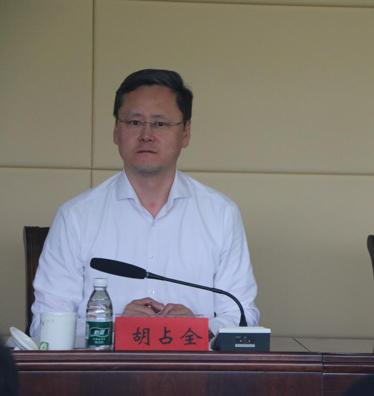 图为市律协副会长胡占全1.png