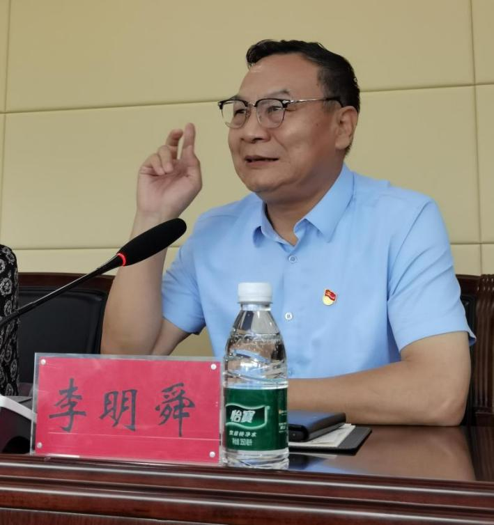 图为李明舜教授授课.png