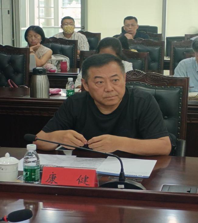 图为康健书记讲话.png