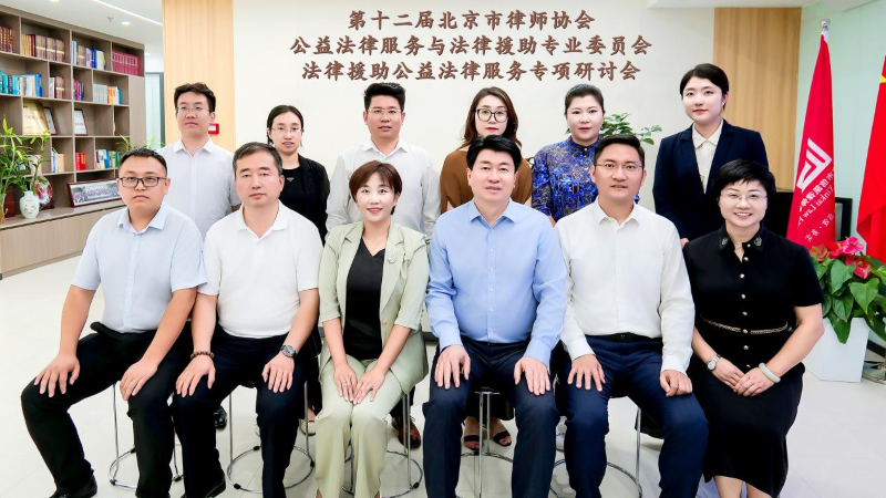 图为与会人员合影.png