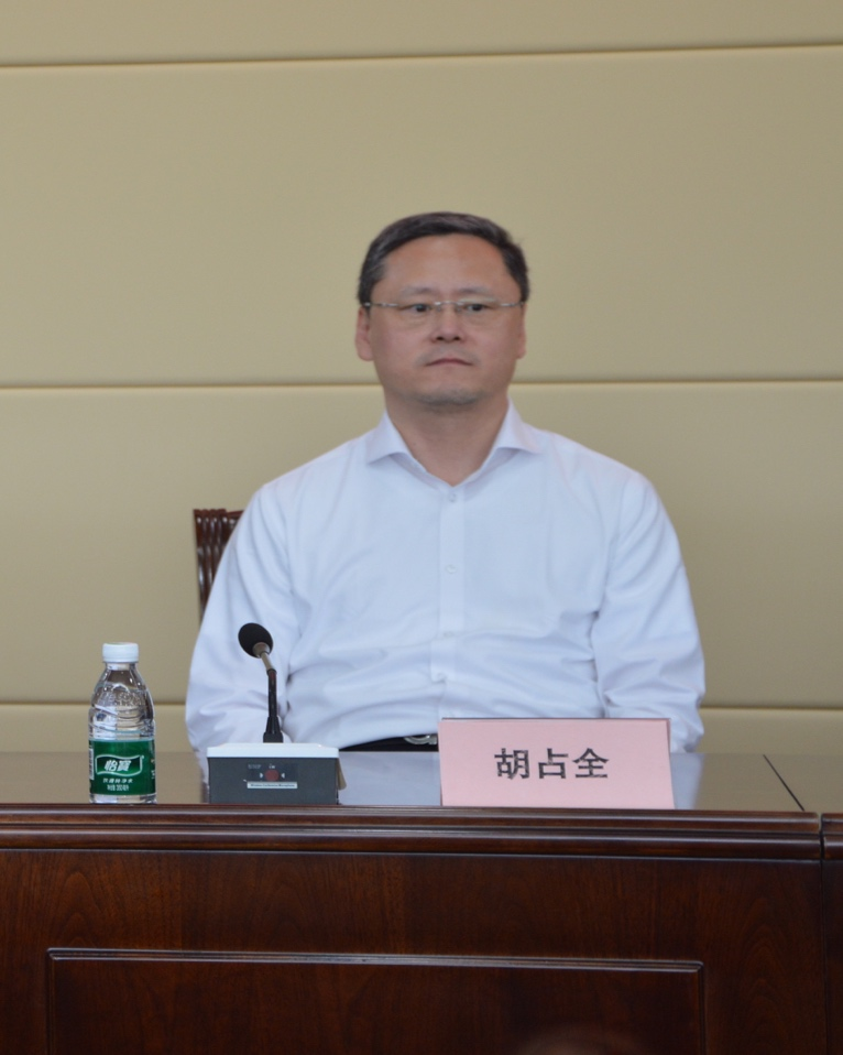 图为市律协副会长胡占全.png