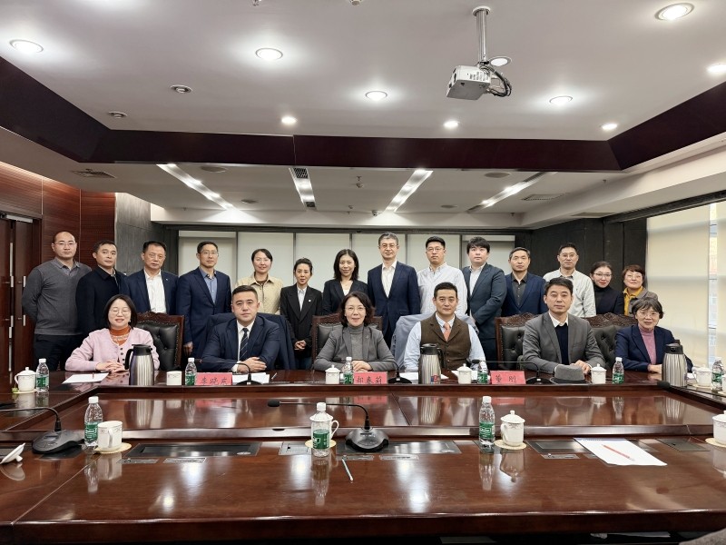 图为与会人员合影.jpg