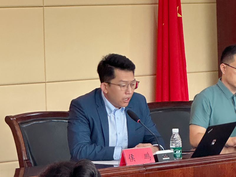 图为专委会主任侯鹏发言.png