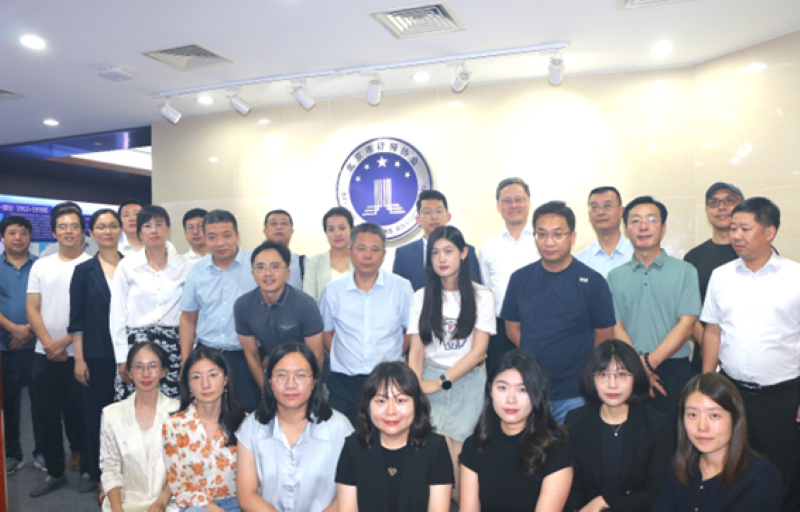 图为参观律师博物馆合影.png