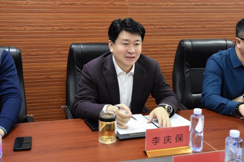 图为市律协副会长李庆保讲话.jpg